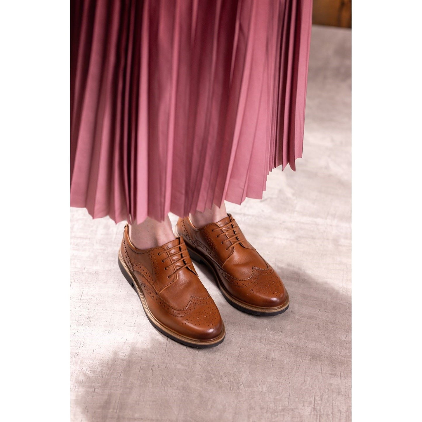 Hush Puppies Women's Verity Brogue in Tan